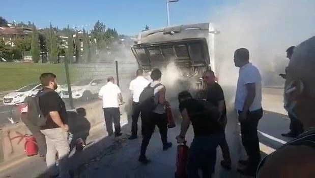 Kadıköy’de metrobüste yangın çıktı, yolcular panikle dışarı atladı