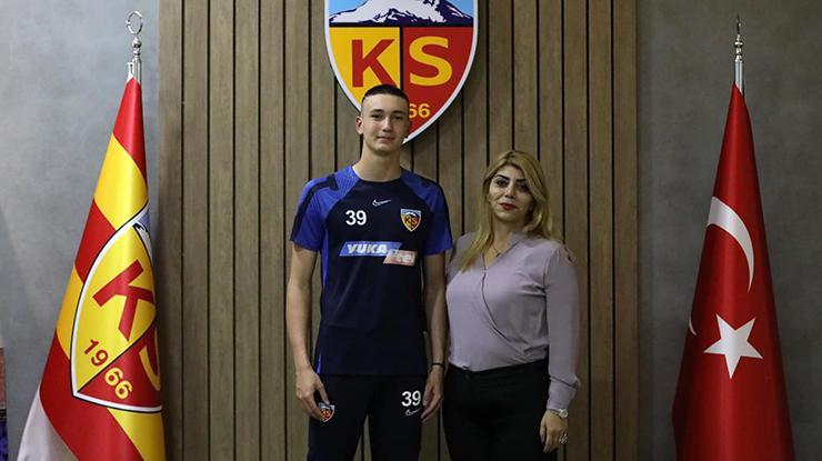 Kayserispor’da Mehmet Şamil Öztürk profesyonel imzayı attı