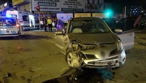 Kırmızı ışıkta geçen alkollü sürücü dehşet saçtı: 1 ölü, 4 yaralı