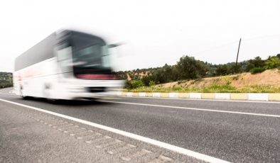 Kontrolden çıktığını düşündüğü otobüsten atlayarak can verdi