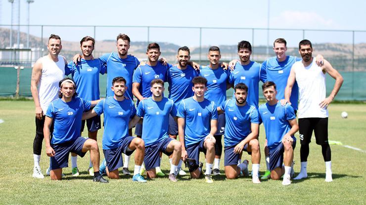 Menemen FK’dan 15 imza birden