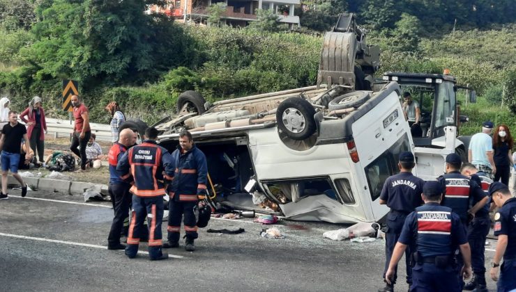 Mevsimlik tarım işçilerini taşıyan minibüs takla attı: 16 yaralı