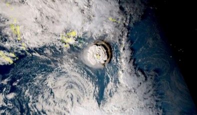 NASA: Tonga’daki yanardağ atmosfere 58 bin olimpik havuzu dolduracak su buharı püskürttü