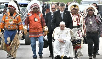 Papa Francis Kanada’da yerlilerden özür diledi