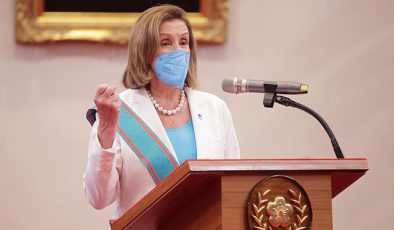 Tayvan liderinden Pelosi’ye şeref madalyası