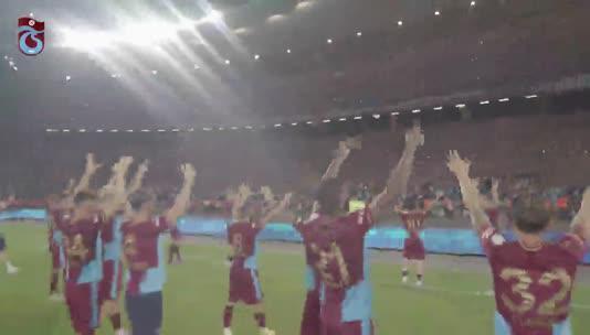 Trabzonspor kupa zaferini taraftarıyla kutladı!