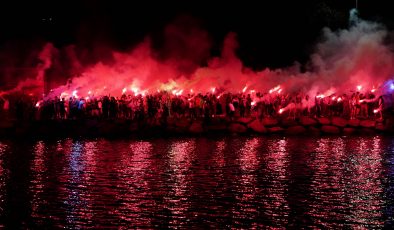 Trabzonsporlu taraftarlar meşalelerle geceyi aydınlattı