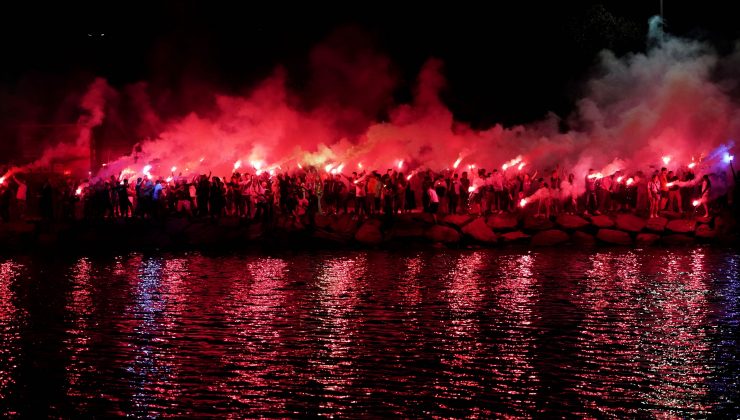 Trabzonsporlu taraftarlar meşalelerle geceyi aydınlattı