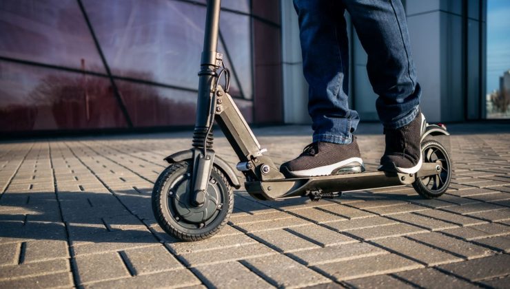 Trafik yönetmeliğinde değişiklik: Scooter kullanıcısına fosforlu yelek