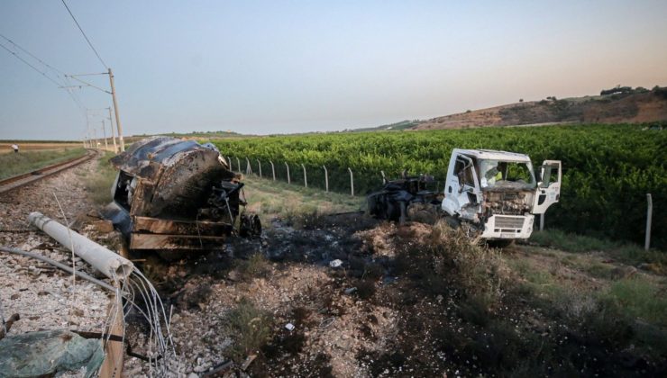 Yük treni kamyonete çarptı: 1 ölü, 1 yaralı