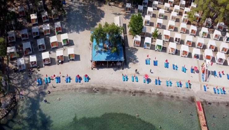 Fethiye’nin mavi bayraklı plajını öğrenciler çalıştırıyor