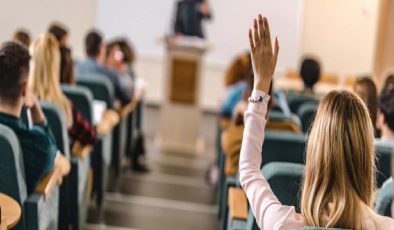 Öğrenciler, dersi çok zor olduğu gerekçesi ile profesörü üniversiteden kovdurdu!