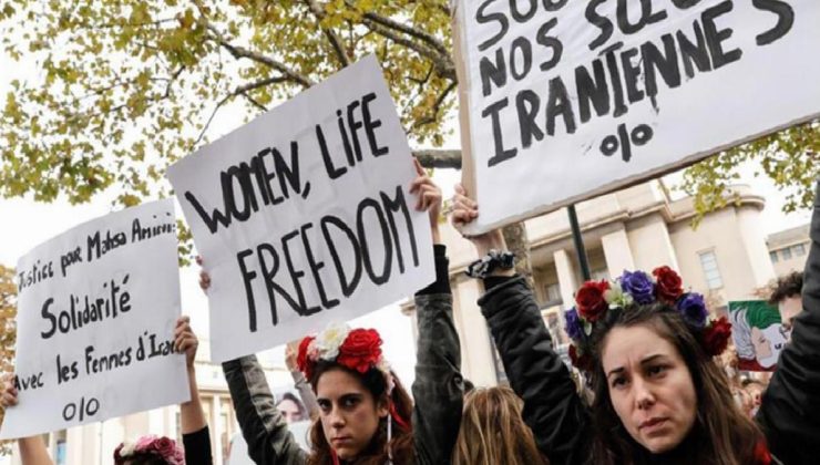 Paris’te Mahsa Amini’nin ölümü protesto edildi