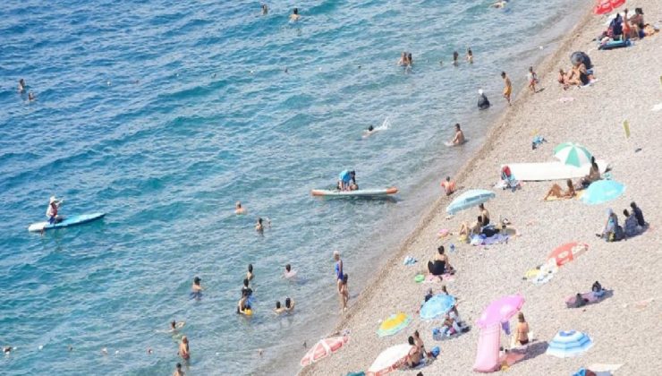 Antalya’da sıcaktan bunalan tursitler sahilleri doldurdu