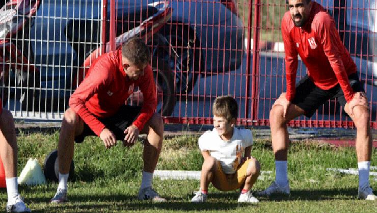 Balıkesirspor minik taraftarının gönlünü aldı