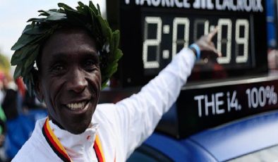 Berlin Maratonu’nda Kipchoge’den dünya rekoru