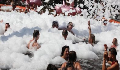 Bodrum’daki turistlerin köpük partisi eğlencesi