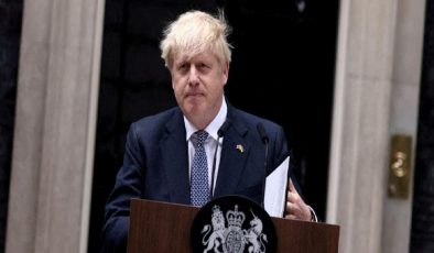 Boris Johnson tatilini yarıda bıraktı: Yeniden koltuğa geçmek istiyor