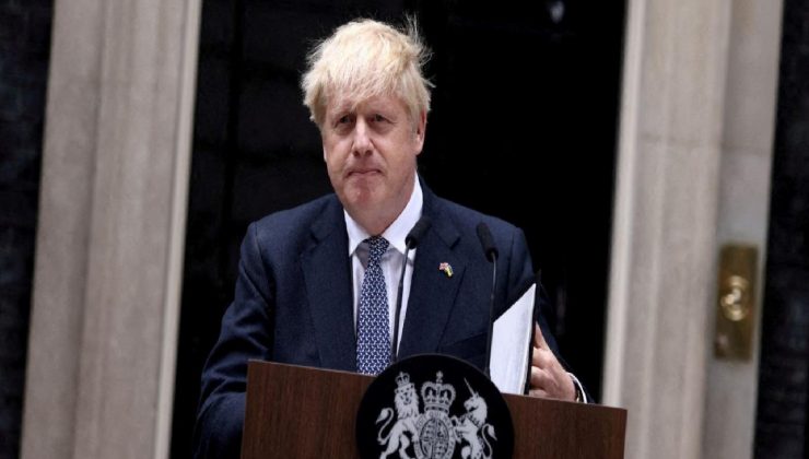 Boris Johnson tatilini yarıda bıraktı: Yeniden koltuğa geçmek istiyor