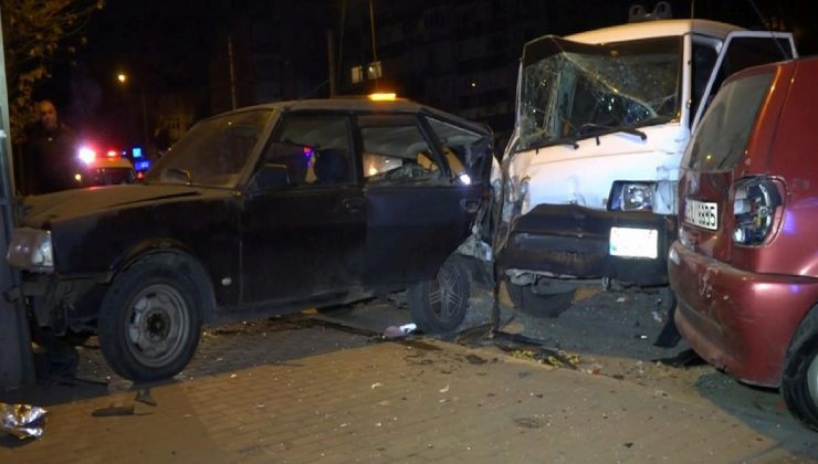 Bursa’da park halindeki 3 araca çarpan sürücü kaçtı