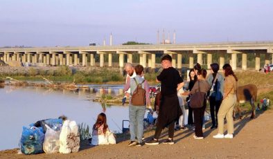 Derste Meriç Nehri kıyısında çöp topladılar