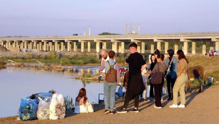 Derste Meriç Nehri kıyısında çöp topladılar