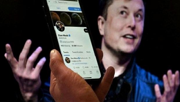 Elon Musk Twitter’ı satın aldığını açıkladı