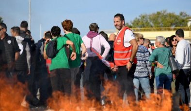 Fransa’da akaryakıt istasyonunu “işgal eden” gençler, benzini belirledikleri fiyattan sattı