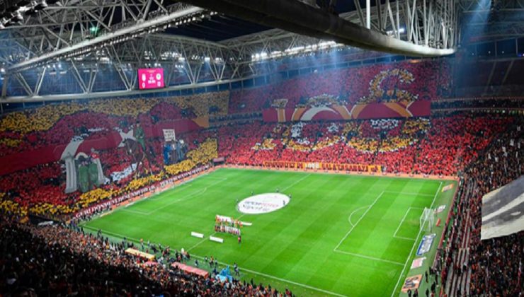 Galatasaray taraftarından Cumhuriyetin 100. yılına özel koreografi