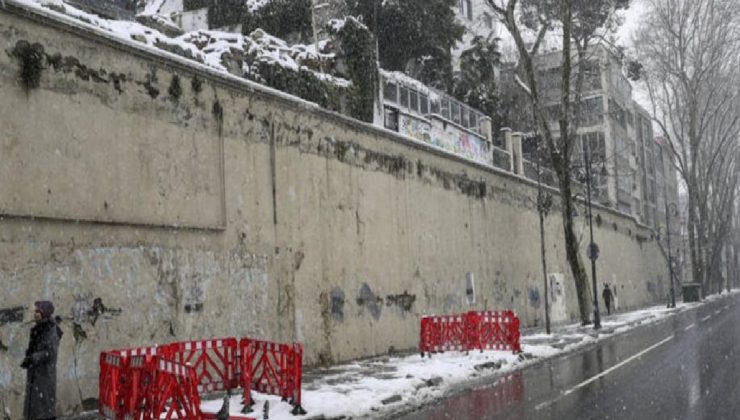 İBB Çırağan’daki ağaçları bilerek kuruttu iddiası