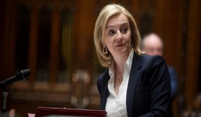 İngiltere’de çiçeği burnunda Başbakan Liz Truss’ın liderliği sorgulanıyor