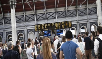 İngiltere’de tren sürücülerinin greve gitmesi ulaşımı felç etti