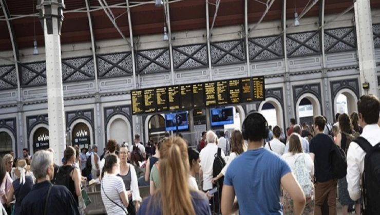 İngiltere’de tren sürücülerinin greve gitmesi ulaşımı felç etti