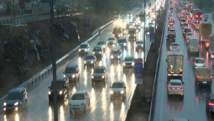 İstanbul güne yağmurla uyandı: Trafik yüzde 58’e ulaştı