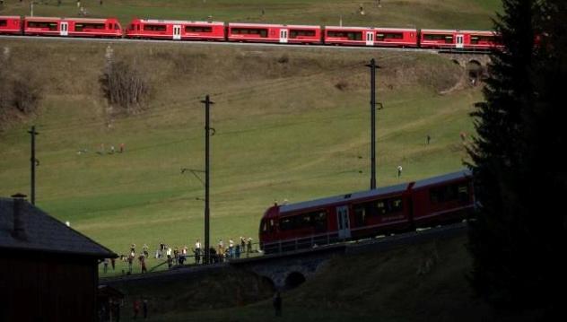 İsviçre’de dünyanın en uzun yolcu treni sefer yaptı