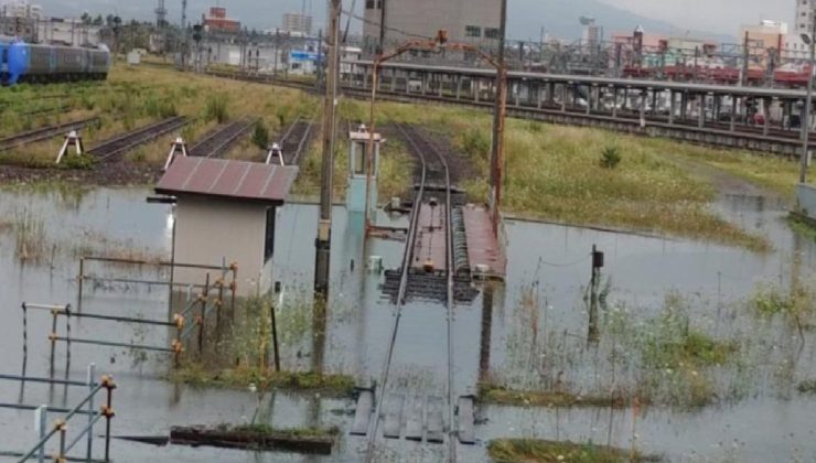 Japonya’da şiddetli yağış nedeniyle 51 bin kişiye acil güvenlik uyarısı yapıldı