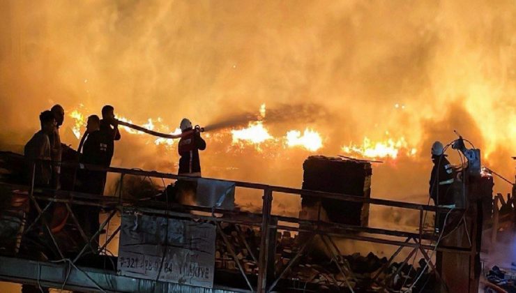 Mersin’de palet fabrikasında yangın