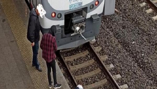 Raylara düştü, tren 3 metre kala durduruldu